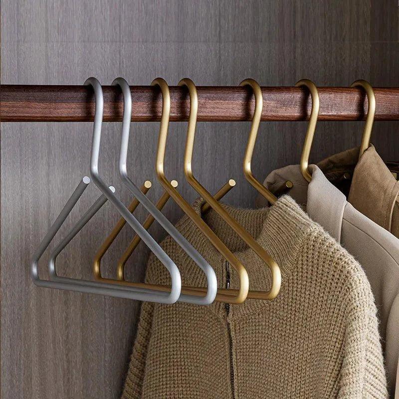 Bellora Set of 5 Solid Matte Metal Hangers in Gold and Silver for Seamless Wardrobe Organization